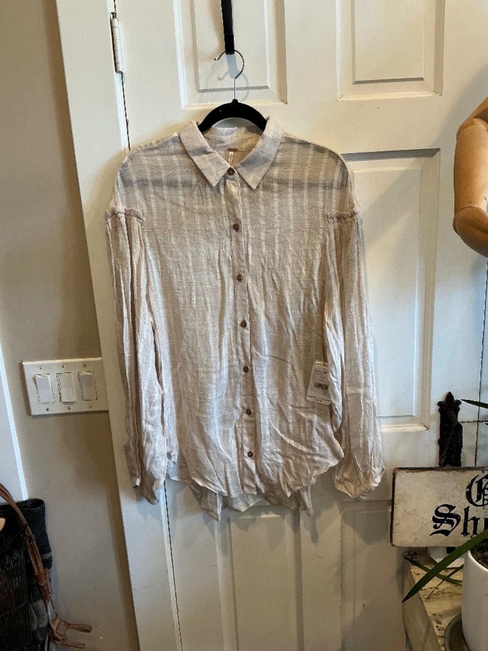 Free people stunning buttoned down top! Brand new with tags! Size large